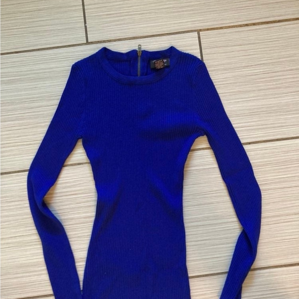 Baby blue sweater shirt with zipper on the back